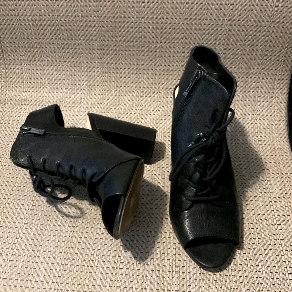 Jessica Simpson black leather tie up shoes, size 7 1/2